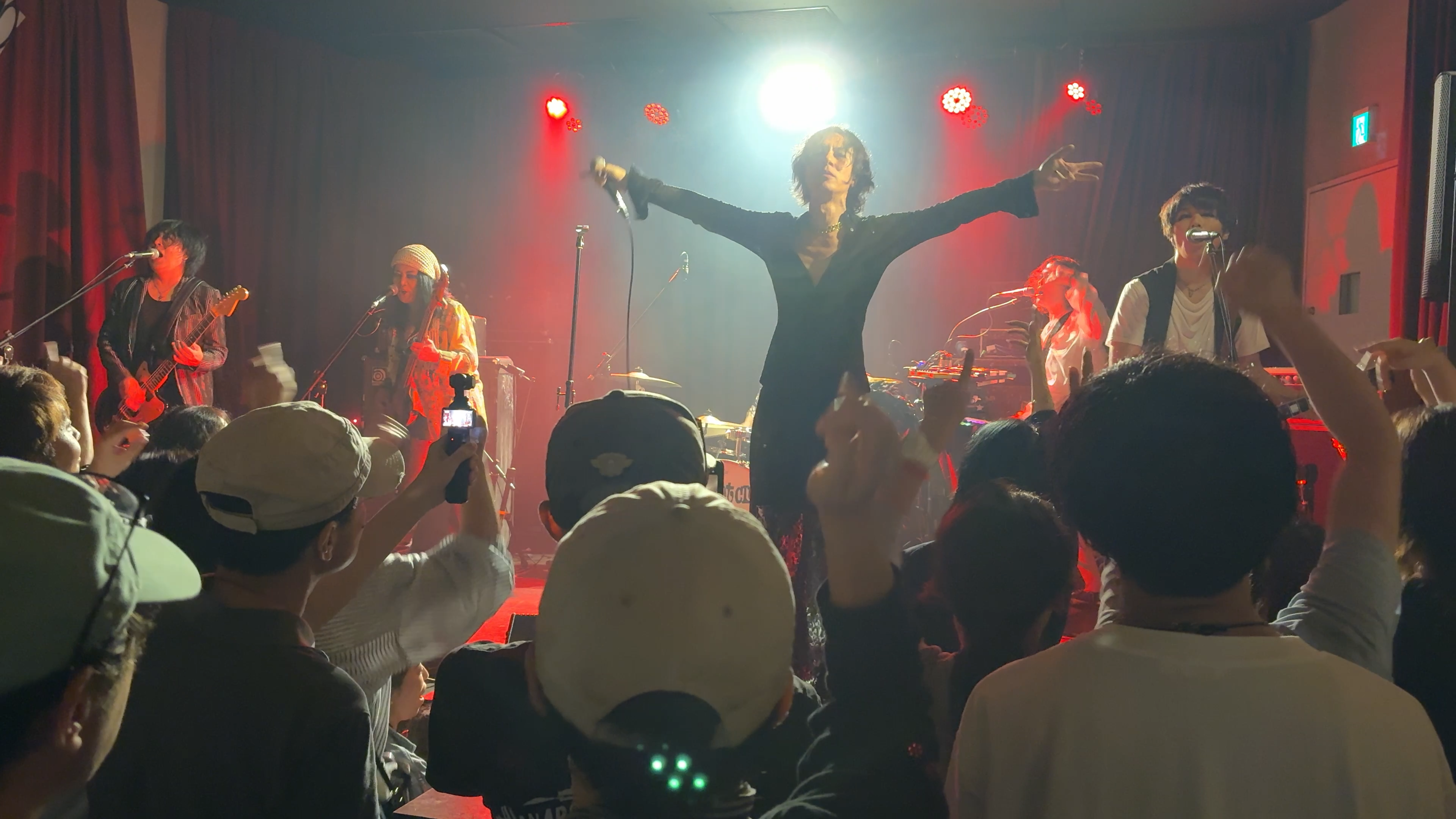 2026年9月19日 NEARMISSのライブ。観客とステージが一体となる瞬間